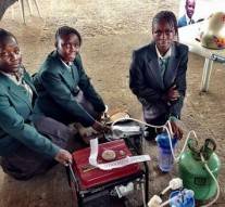 Nigeria : quatre adolescentes inventent un générateur qui fonctionne à l’urine