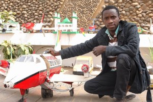 Bouba sow, un jeune sénégalais qui n&rsquo;a jamais fait l&rsquo;école, a réussi à créer un avion