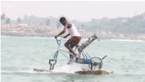 Un ghanéen fabrique un vélo qui roule sur l&rsquo;eau